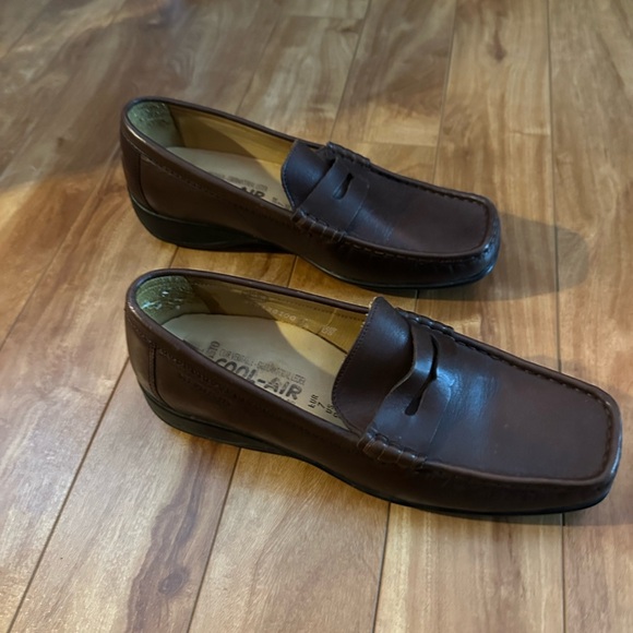 Mephisto VINTAGE Brown Leather Flats with Moccasin Stitching - Picture 3 of 3
